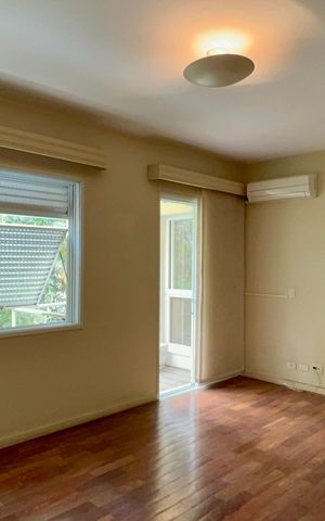 Casa à venda com 360m², 4 quartos e 4 vagas Casa à venda com 360m², 4 quartos e 4 vagasSuíte 1