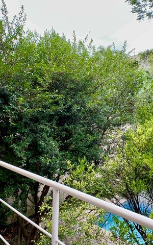 Casa à venda com 360m², 4 quartos e 4 vagas Casa à venda com 360m², 4 quartos e 4 vagasVaranda das suítes 2 e 3