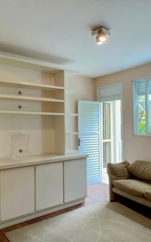 Casa à venda com 360m², 4 quartos e 4 vagas Casa à venda com 360m², 4 quartos e 4 vagasSala Privativa