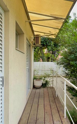 Casa à venda com 360m², 4 quartos e 4 vagas Casa à venda com 360m², 4 quartos e 4 vagasVaranda das suítes 2 e 3
