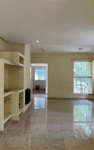 Casa à venda com 360m², 4 quartos e 4 vagas Casa à venda com 360m², 4 quartos e 4 vagasSala
