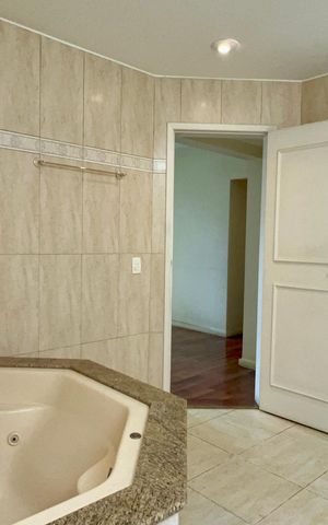 Casa à venda com 360m², 4 quartos e 4 vagas Casa à venda com 360m², 4 quartos e 4 vagasBanheiro da Suíte 1