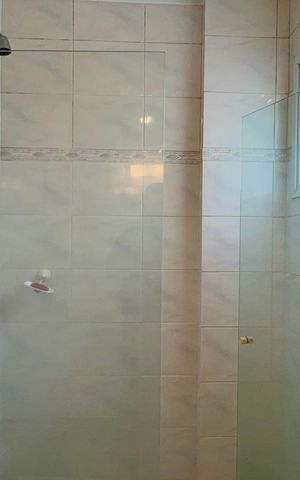 Casa à venda com 360m², 4 quartos e 4 vagas Casa à venda com 360m², 4 quartos e 4 vagasBanheiro da Suíte 2