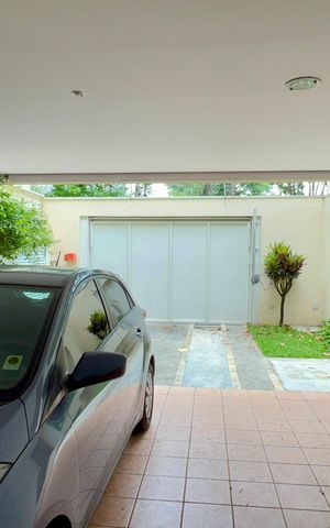 Casa à venda com 360m², 4 quartos e 4 vagas Casa à venda com 360m², 4 quartos e 4 vagasGaragem