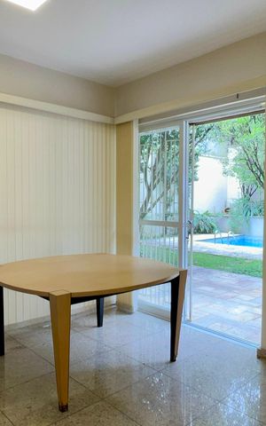 Casa à venda com 360m², 4 quartos e 4 vagas Casa à venda com 360m², 4 quartos e 4 vagasCopa