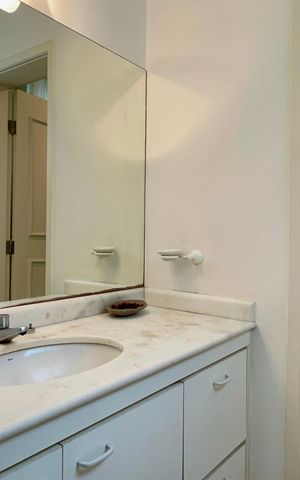 Casa à venda com 360m², 4 quartos e 4 vagas Casa à venda com 360m², 4 quartos e 4 vagasLavabo