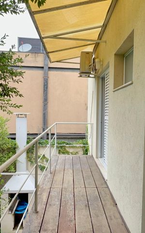 Casa à venda com 360m², 4 quartos e 4 vagas Casa à venda com 360m², 4 quartos e 4 vagasVaranda das suítes 2 e 3
