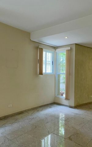 Casa à venda com 360m², 4 quartos e 4 vagas Casa à venda com 360m², 4 quartos e 4 vagasSala