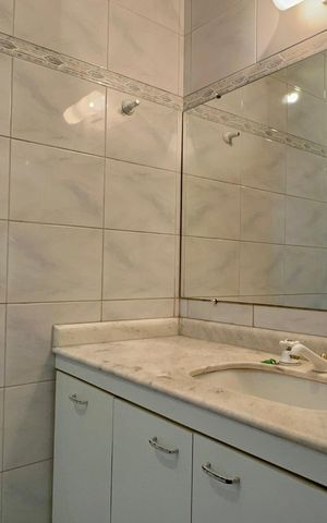 Casa à venda com 360m², 4 quartos e 4 vagas Casa à venda com 360m², 4 quartos e 4 vagasBanheiro da Suíte 2