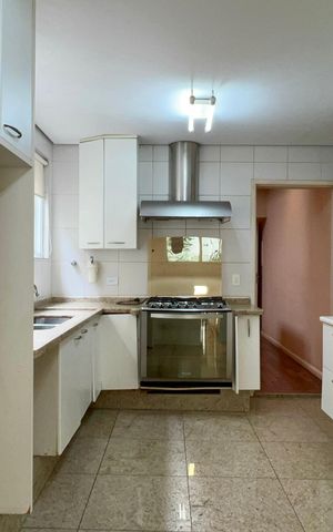 Casa à venda com 360m², 4 quartos e 4 vagas Casa à venda com 360m², 4 quartos e 4 vagasCozinha
