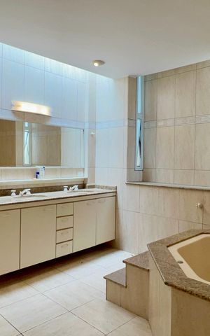 Casa à venda com 360m², 4 quartos e 4 vagas Casa à venda com 360m², 4 quartos e 4 vagasBanheiro da Suíte 1