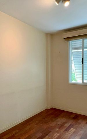 Casa à venda com 360m², 4 quartos e 4 vagas Casa à venda com 360m², 4 quartos e 4 vagasQuarto / Escritório