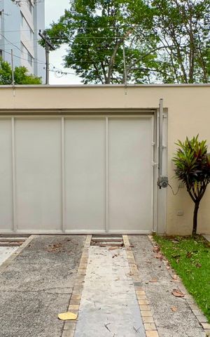 Casa à venda com 360m², 4 quartos e 4 vagas Casa à venda com 360m², 4 quartos e 4 vagasGaragem