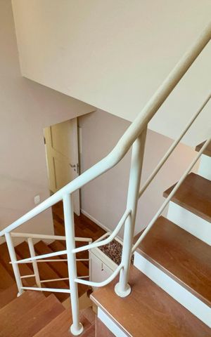 Casa à venda com 360m², 4 quartos e 4 vagas Casa à venda com 360m², 4 quartos e 4 vagasEscada