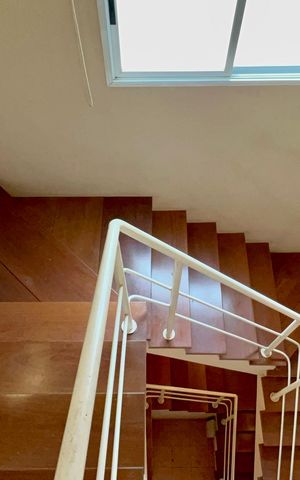 Casa à venda com 360m², 4 quartos e 4 vagas Casa à venda com 360m², 4 quartos e 4 vagasEscada