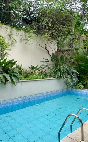 Casa à venda com 360m², 4 quartos e 4 vagas Casa à venda com 360m², 4 quartos e 4 vagasPiscina
