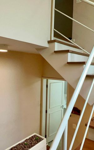 Casa à venda com 360m², 4 quartos e 4 vagas Casa à venda com 360m², 4 quartos e 4 vagasEscada