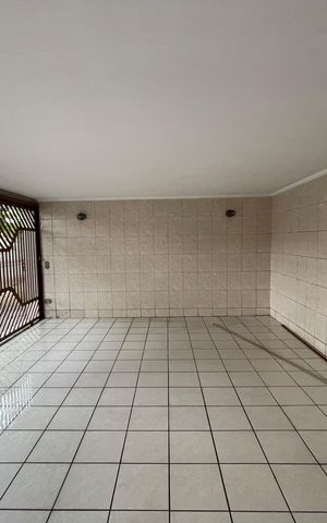 Casa à venda com 218m², 4 quartos e 2 vagas Casa à venda com 218m², 4 quartos e 2 vagasGaragem