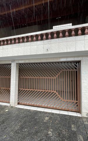 Casa à venda com 218m², 4 quartos e 2 vagas Casa à venda com 218m², 4 quartos e 2 vagasFachada