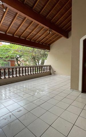 Casa à venda com 218m², 4 quartos e 2 vagas Casa à venda com 218m², 4 quartos e 2 vagasVaranda
