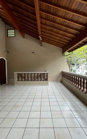 Casa à venda com 218m², 4 quartos e 2 vagas Casa à venda com 218m², 4 quartos e 2 vagasVaranda