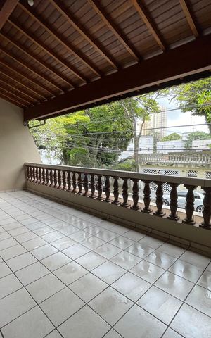 Casa à venda com 218m², 4 quartos e 2 vagas Casa à venda com 218m², 4 quartos e 2 vagasVaranda