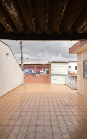 Casa à venda com 180m², 4 quartos e 5 vagas Casa à venda com 180m², 4 quartos e 5 vagasVaranda
