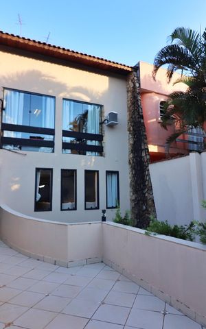 Casa à venda com 259m², 3 quartos e 6 vagasFachada Interna