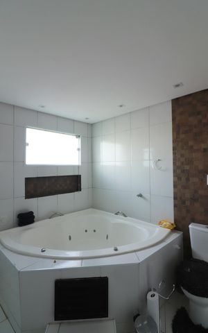 Casa à venda com 259m², 3 quartos e 6 vagasSuíte 1 Banheiro 