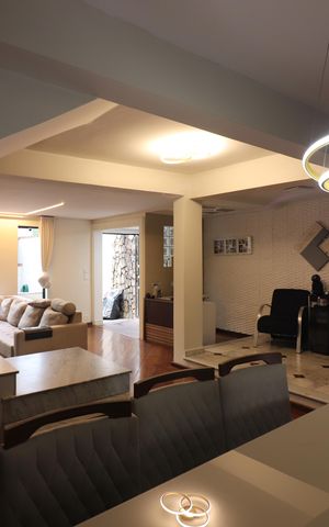 Casa à venda com 259m², 3 quartos e 6 vagasSala