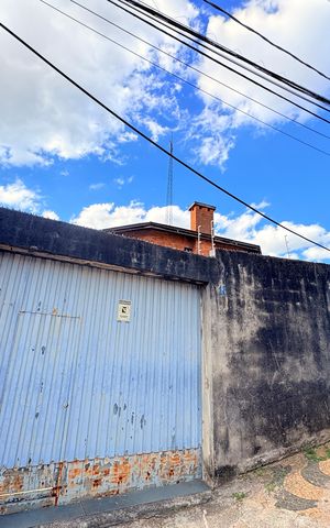 Casa à venda com 1037m², 3 quartos e 4 vagasFachada de um lado