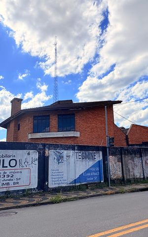 Casa à venda com 1037m², 3 quartos e 4 vagasFachada do outro lado