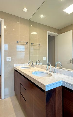 Apartamento à venda com 161m², 3 quartos e 3 vagas Apartamento à venda com 161m², 3 quartos e 3 vagasBanheiro 1 Suíte