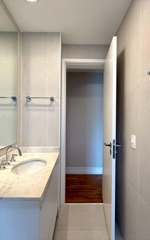 Apartamento à venda com 161m², 3 quartos e 3 vagas Apartamento à venda com 161m², 3 quartos e 3 vagasBanheiro Social