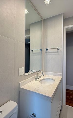 Apartamento à venda com 161m², 3 quartos e 3 vagas Apartamento à venda com 161m², 3 quartos e 3 vagasBanheiro Social