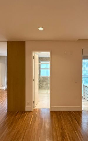 Apartamento à venda com 161m², 3 quartos e 3 vagas Apartamento à venda com 161m², 3 quartos e 3 vagasSuíte