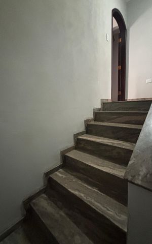 Casa à venda com 171m², 3 quartos e 3 vagas Casa à venda com 171m², 3 quartos e 3 vagasEscada