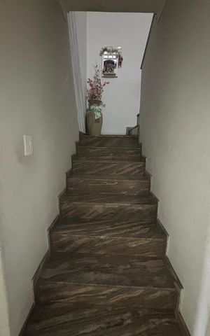 Casa à venda com 171m², 3 quartos e 3 vagas Casa à venda com 171m², 3 quartos e 3 vagasEscada