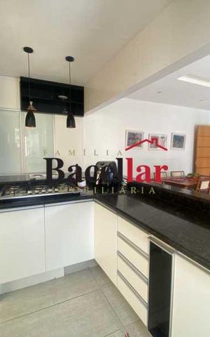 Casa à venda com 390m², 4 quartos e 1 vaga