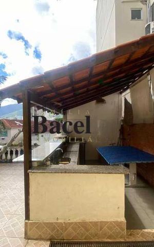 Casa à venda com 390m², 4 quartos e 1 vaga
