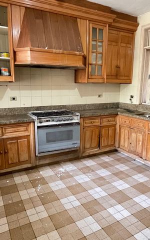 Casa à venda com 643m², 3 quartos e 2 vagas Casa à venda com 643m², 3 quartos e 2 vagasCozinha