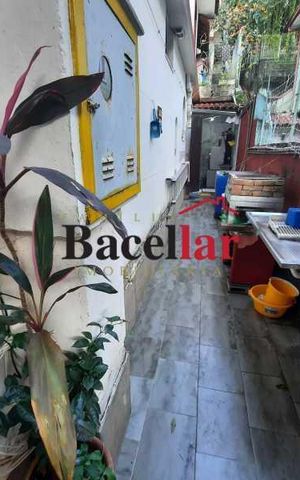 Casa à venda com 321m², 5 quartos e sem vaga