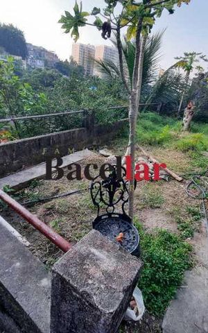 Casa à venda com 321m², 5 quartos e sem vaga