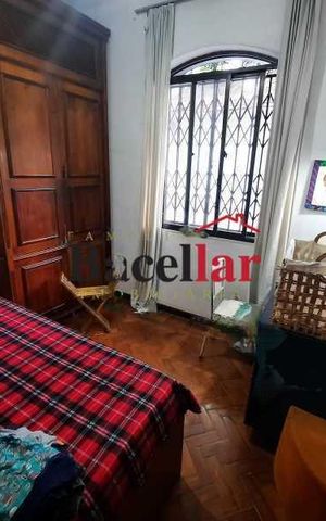 Casa à venda com 321m², 5 quartos e sem vaga