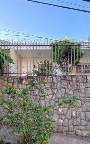 Casa à venda com 249m², 3 quartos e 2 vagas Casa à venda com 249m², 3 quartos e 2 vagasFachada