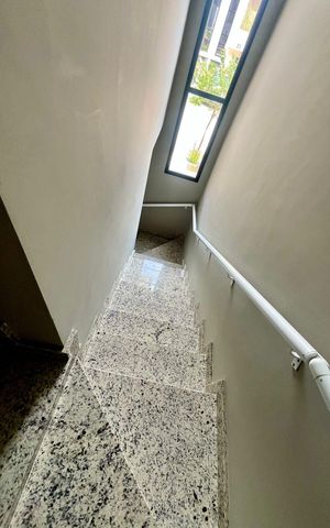 Casa de condomínio à venda com 85m², 2 quartos e 2 vagas Casa de condomínio à venda com 85m², 2 quartos e 2 vagasEscada