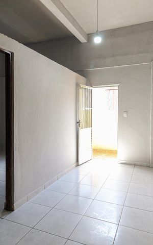 Casa à venda com 45m², 2 quartos e sem vaga Casa à venda com 45m², 2 quartos e sem vagaSala