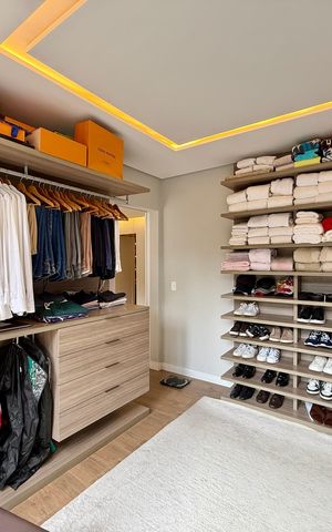 Casa de condomínio à venda com 600m², 3 quartos e 5 vagas Casa de condomínio à venda com 600m², 3 quartos e 5 vagasCloset 1 Suíte 1