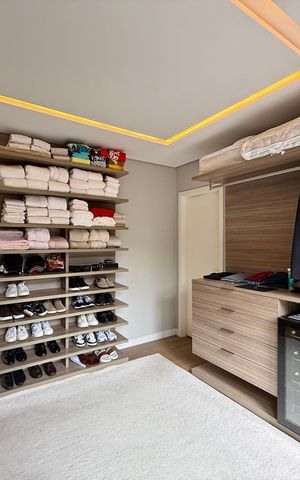 Casa de condomínio à venda com 600m², 3 quartos e 5 vagas Casa de condomínio à venda com 600m², 3 quartos e 5 vagasCloset 1 Suíte 1