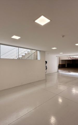 Casa de condomínio à venda com 600m², 3 quartos e 5 vagas Casa de condomínio à venda com 600m², 3 quartos e 5 vagasGaragem